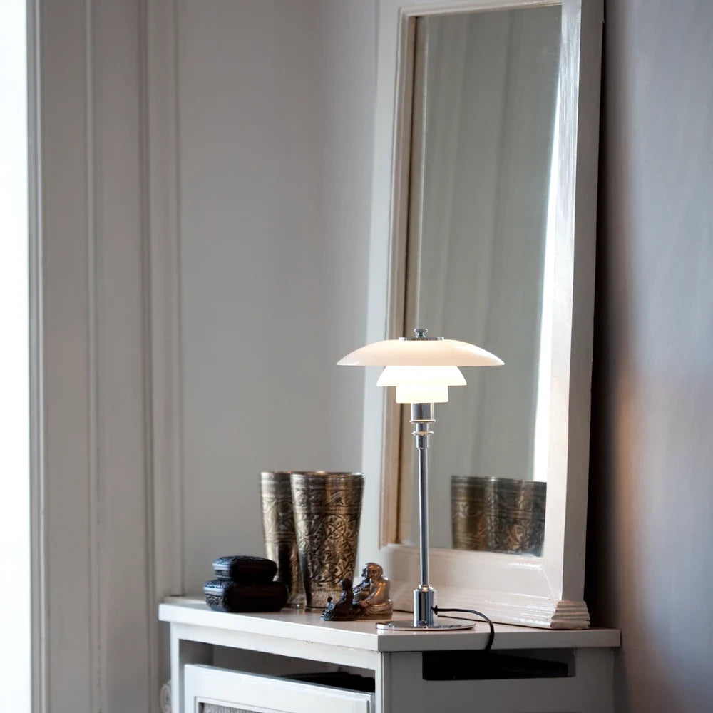 Lampe de table en métal chromé et abat-jour blanc à diffuseur superposé – Althéa