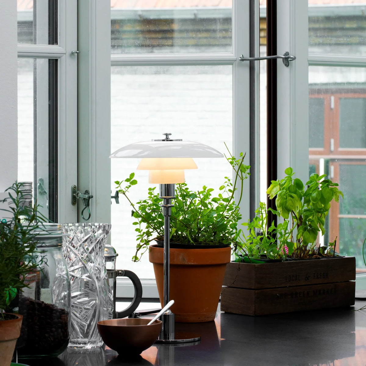 Lampe de table en métal chromé et abat-jour blanc à diffuseur superposé – Althéa