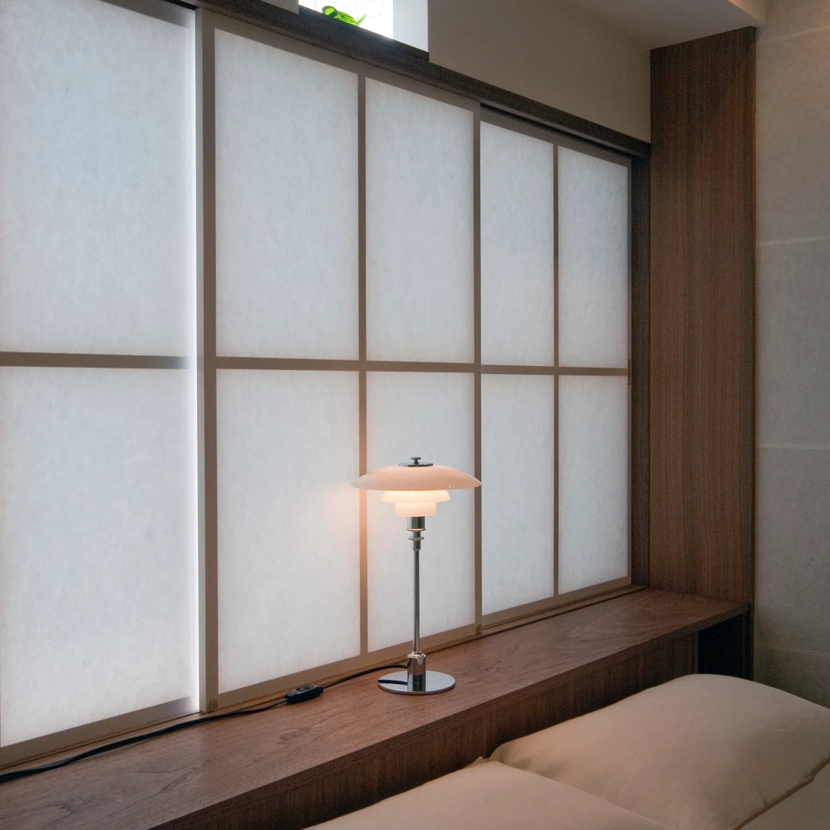 Lampe de table en métal chromé et abat-jour blanc à diffuseur superposé – Althéa