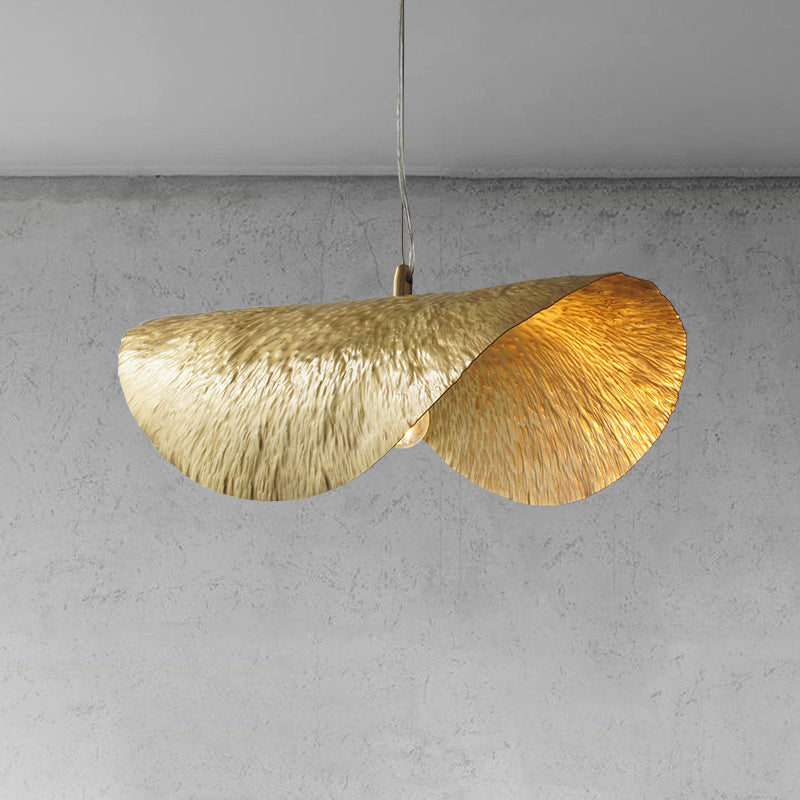 Suspension moderne doré en laiton en forme de feuille