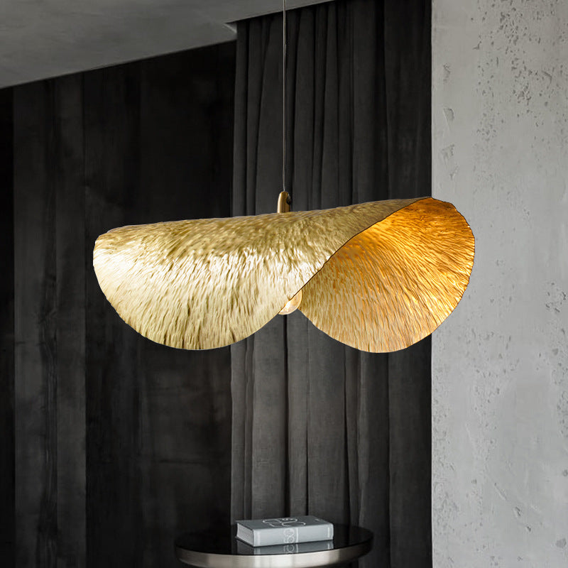 Suspension moderne doré en laiton en forme de feuille