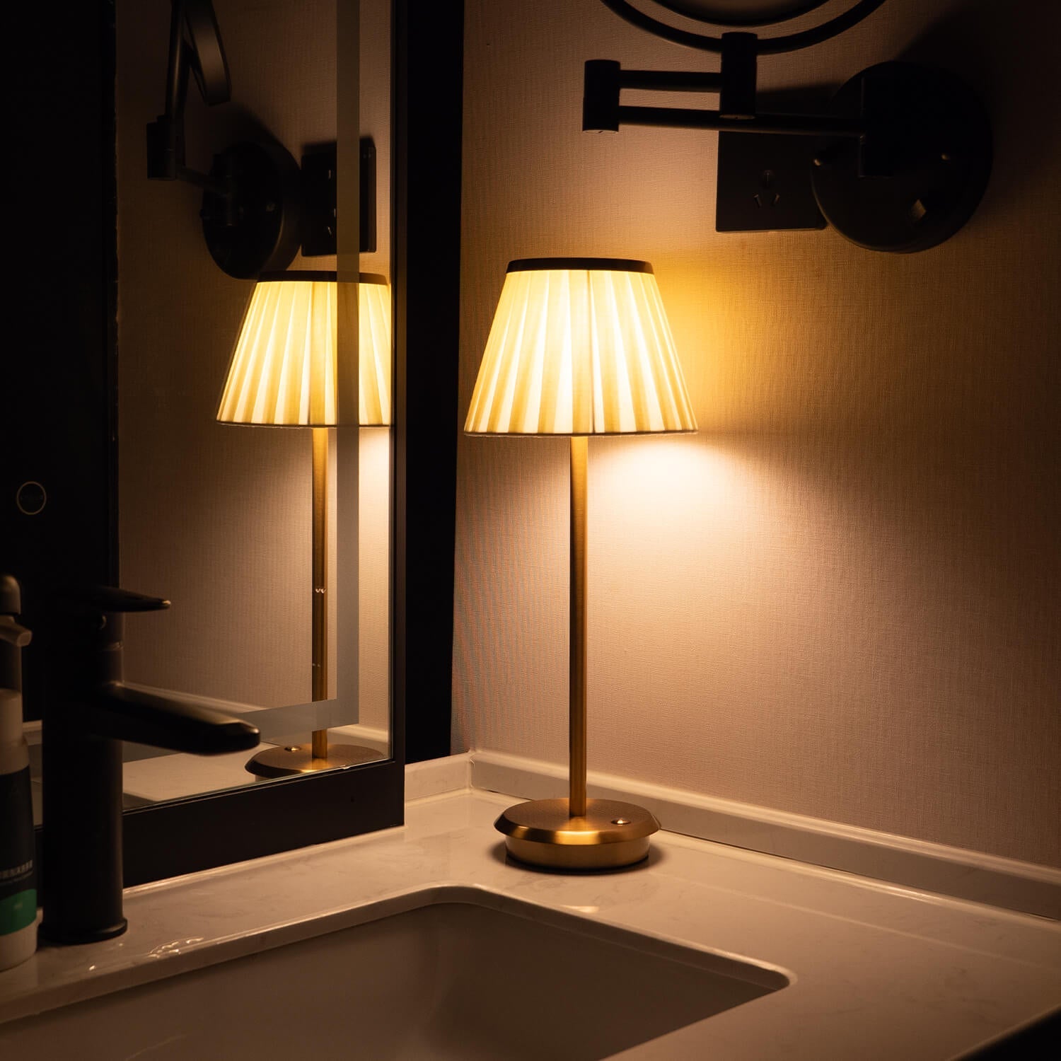 Bordlampe i Stoff – Elegant Design for Stue og Soverom