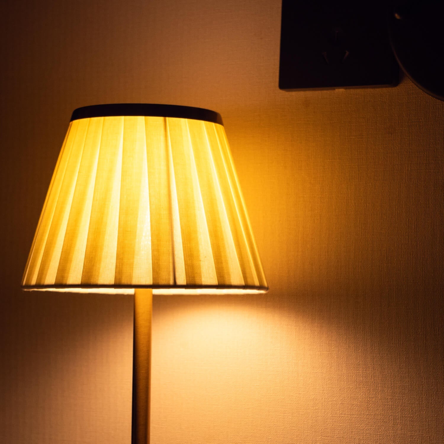 Bordlampe i Stoff – Elegant Design for Stue og Soverom