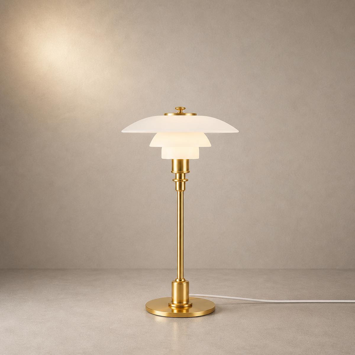 Lampe Claréa en finition dorée allumée sur une table
