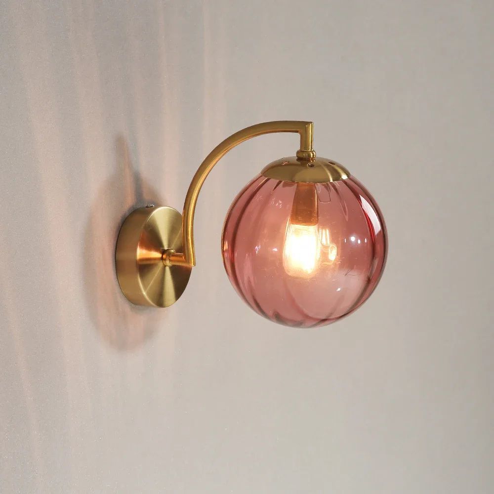 Applique murale dorée et globe en verre