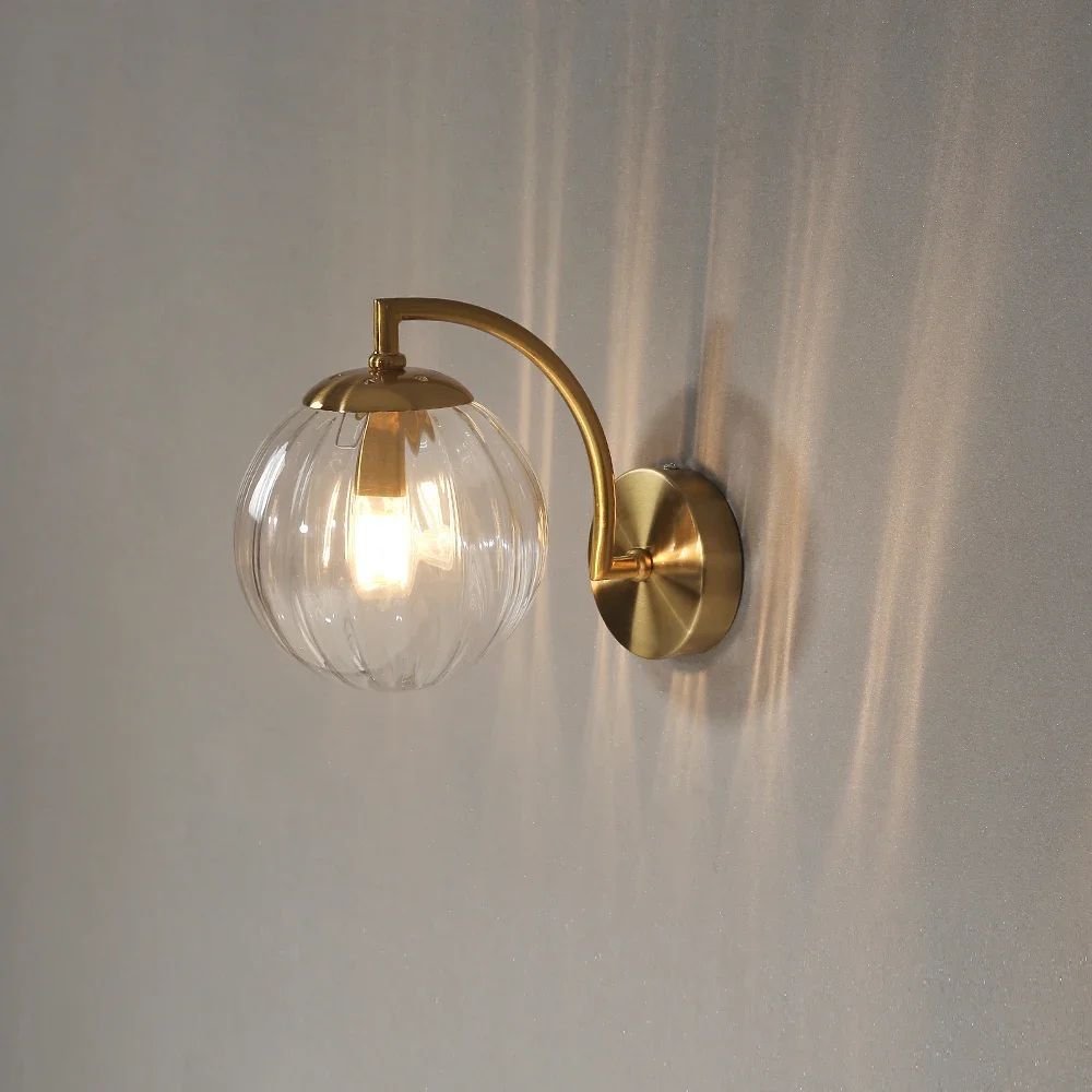 Applique murale dorée et globe en verre