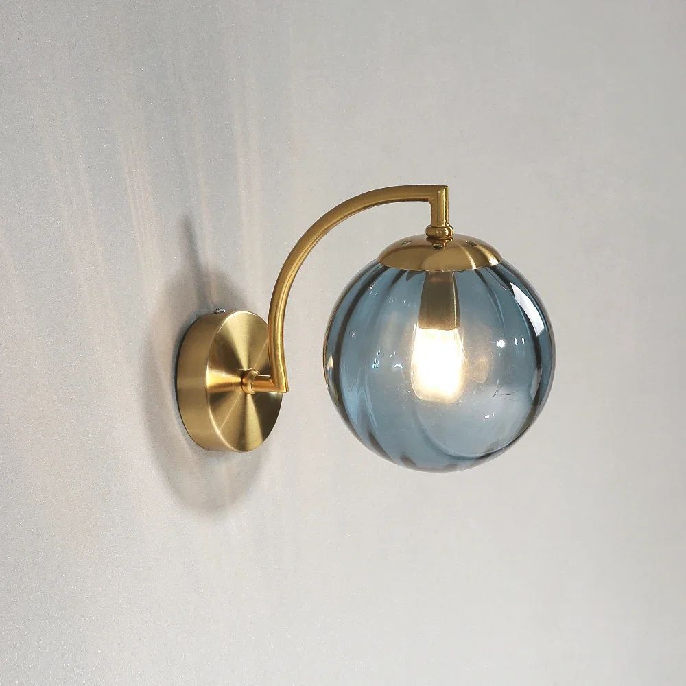 Applique murale dorée et globe en verre