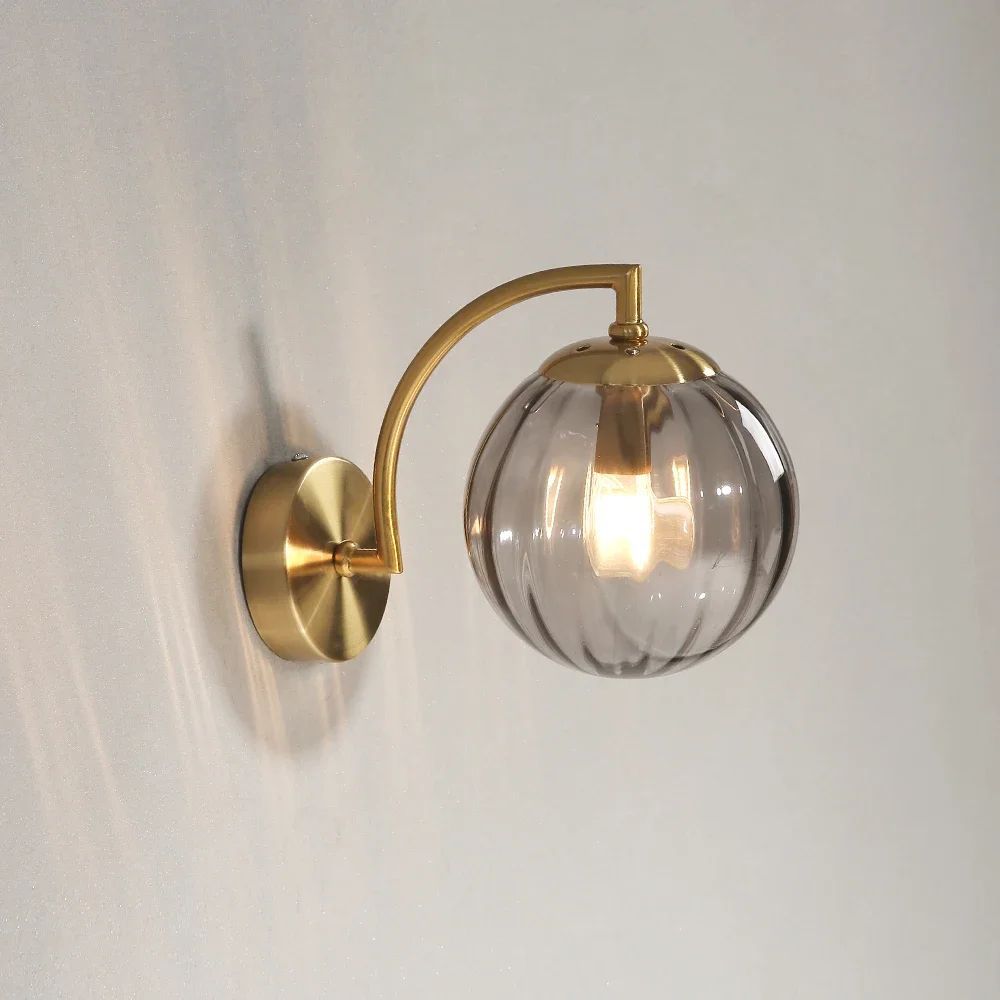 Applique murale dorée et globe en verre