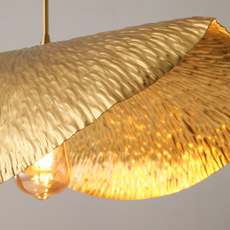 Suspension moderne doré en laiton en forme de feuille