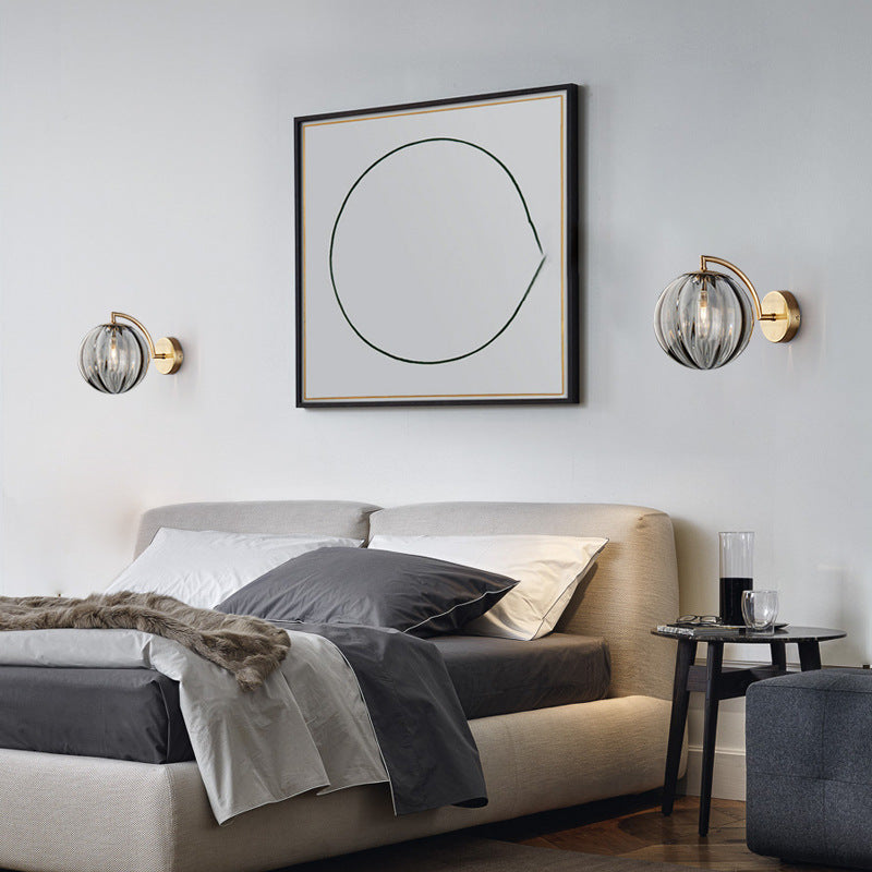 Applique murale dorée et globe en verre