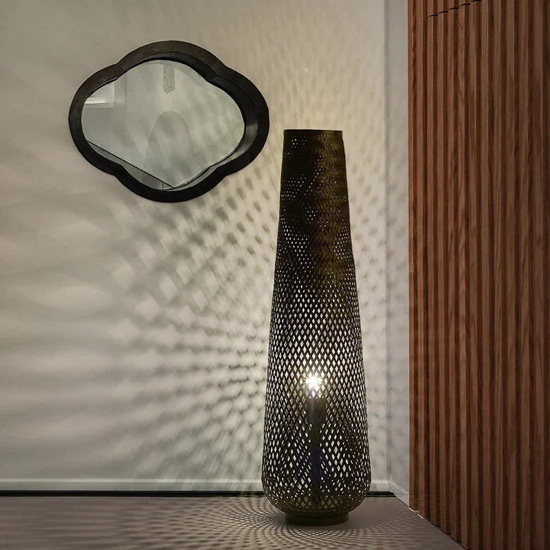 Lampadaire Doriro en finition noire allumé
