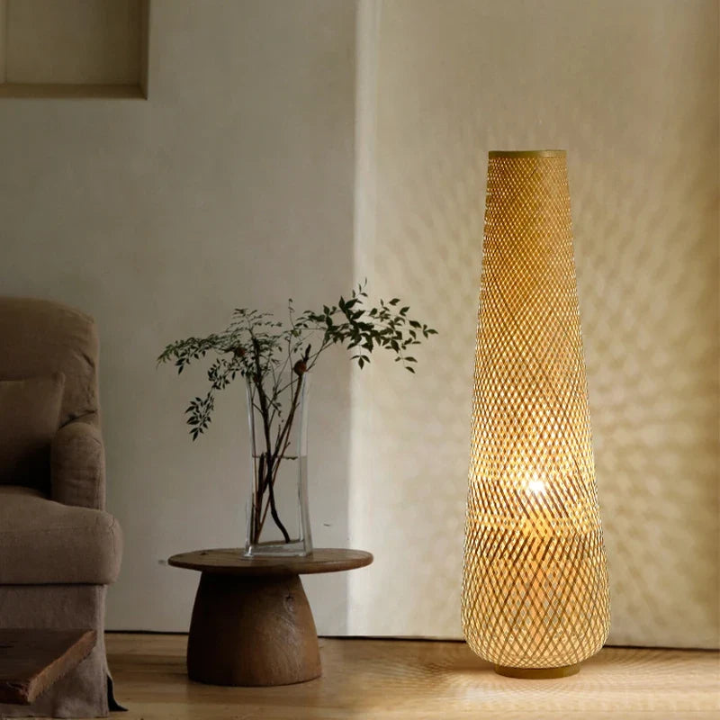 Lampadaire Doriro allumé à côté d'un guéridon