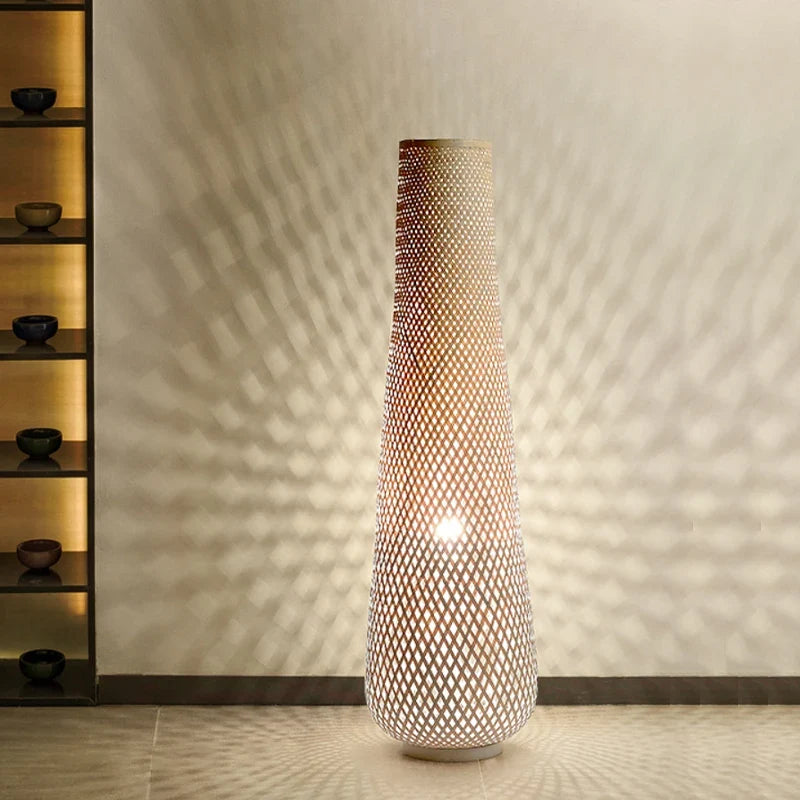 Lampadaire Doriro allumé, ombres portées sur le mur