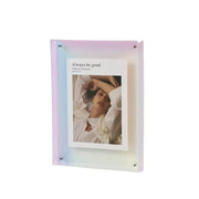 Cadre Photo Acrylique Transparent aux Bords Colorés Vibrants – Effet Flottant Lumineux