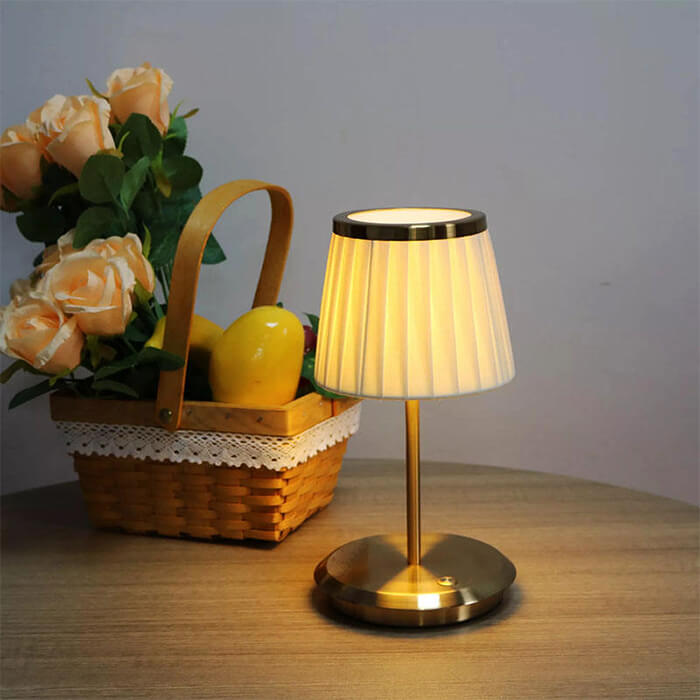Bordlampe i Stoff – Elegant Design for Stue og Soverom
