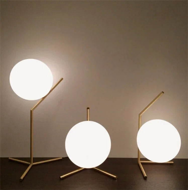Ball nattbordslampe på stativ