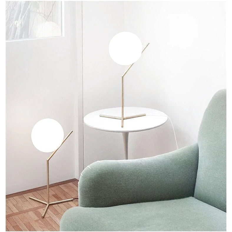 Ball nattbordslampe på stativ