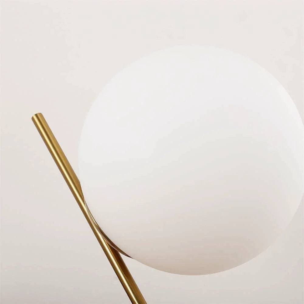 Ball nattbordslampe på stativ