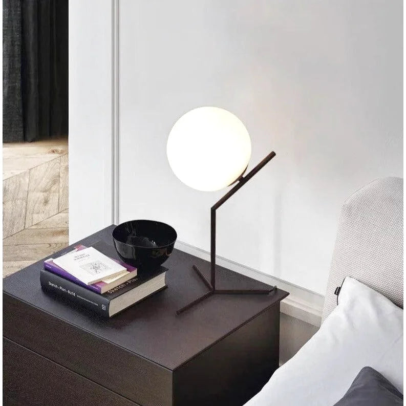 Ball nattbordslampe på stativ
