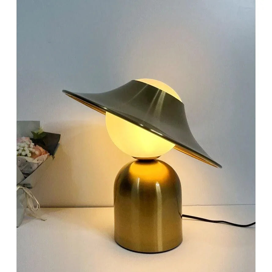 Kinesisk nattbordslampe i gullmetall