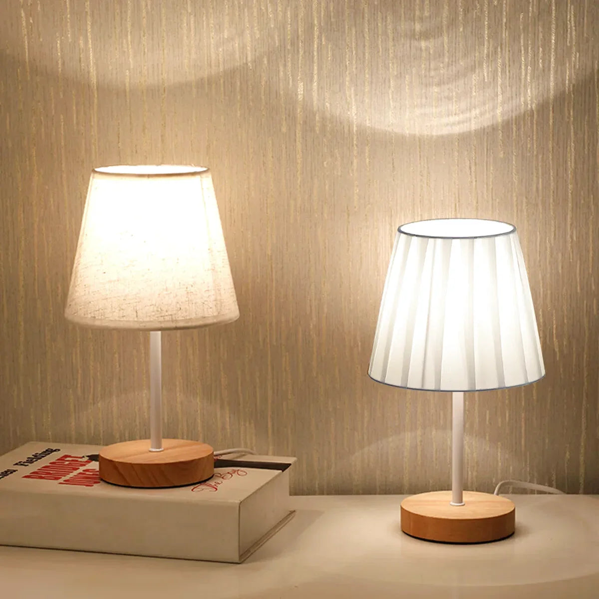 Hvit og trebasert nattbordslampe 