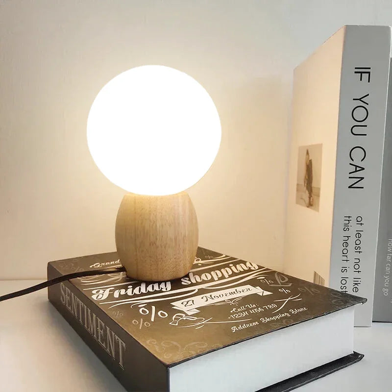 Skandinavisk nattbordslampe i tre