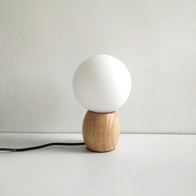 Skandinavisk nattbordslampe i tre