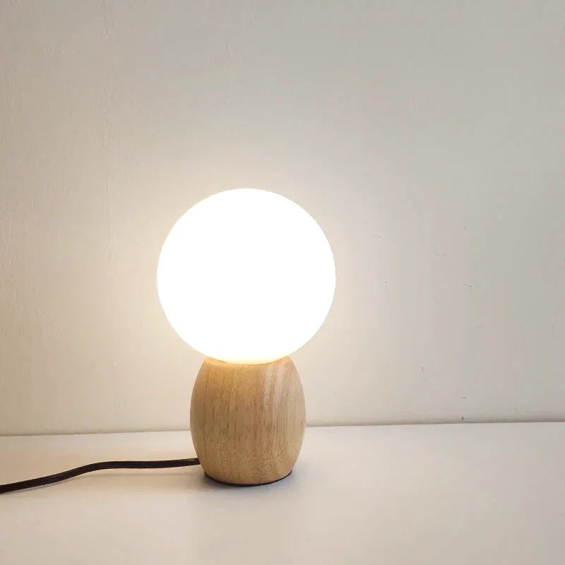 Skandinavisk nattbordslampe i tre