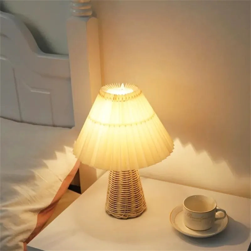 Industriell nattbordslampe i tre og stoff