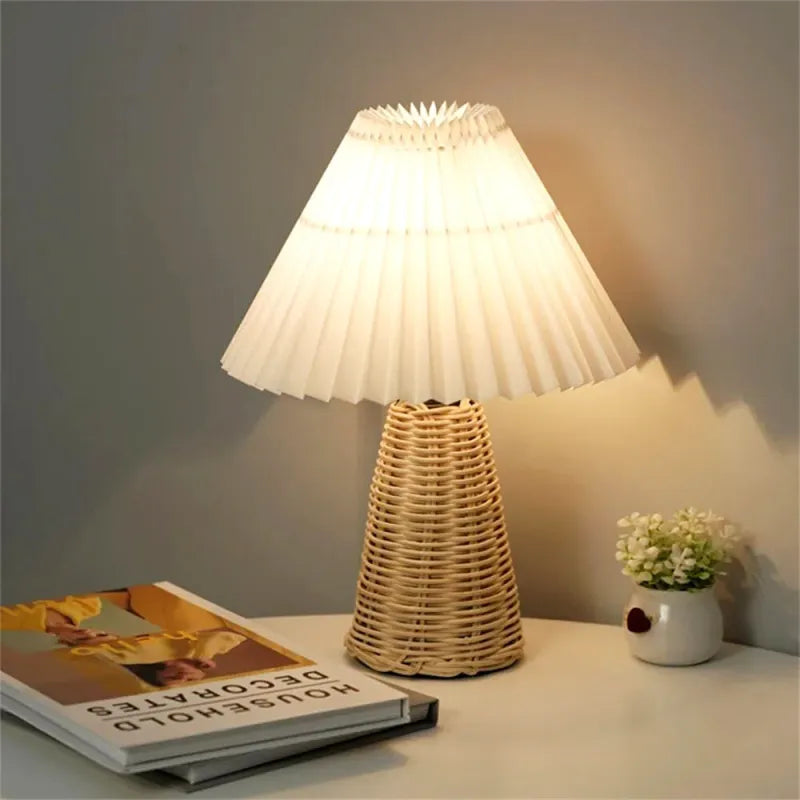 Industriell nattbordslampe i tre og stoff