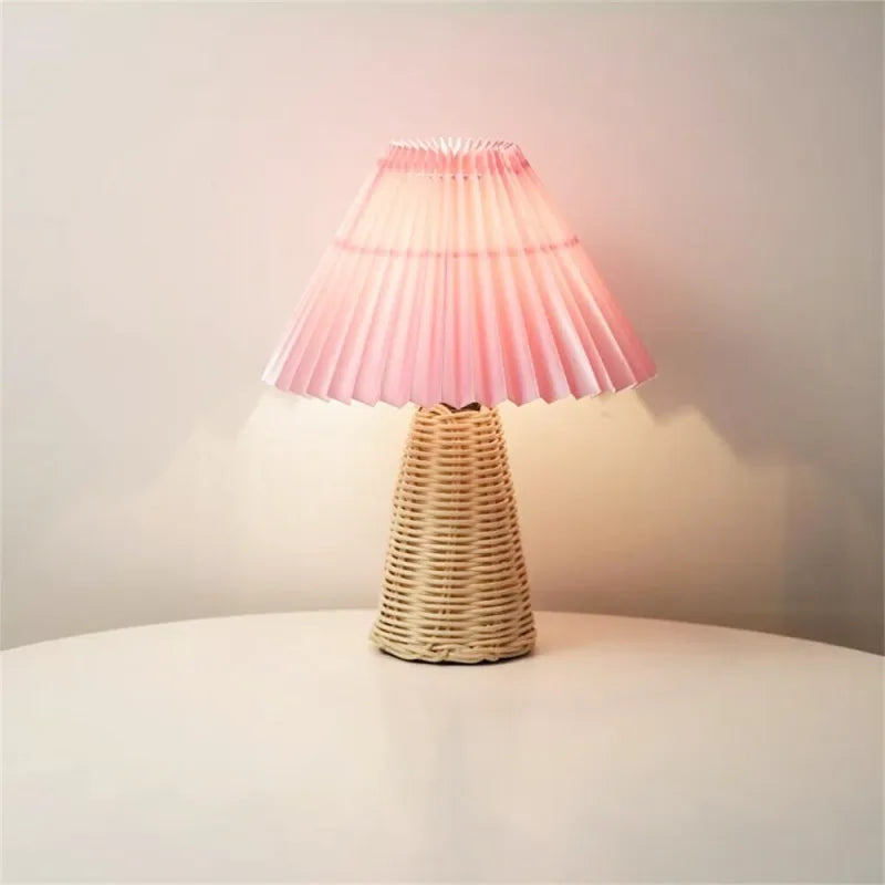 Industriell nattbordslampe i tre og stoff