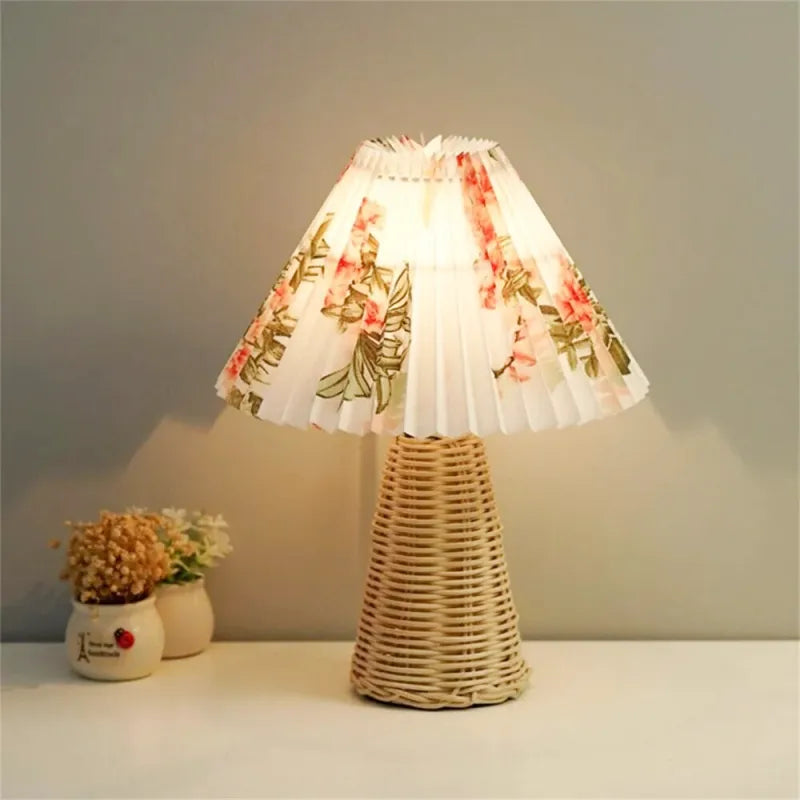 Industriell nattbordslampe i tre og stoff