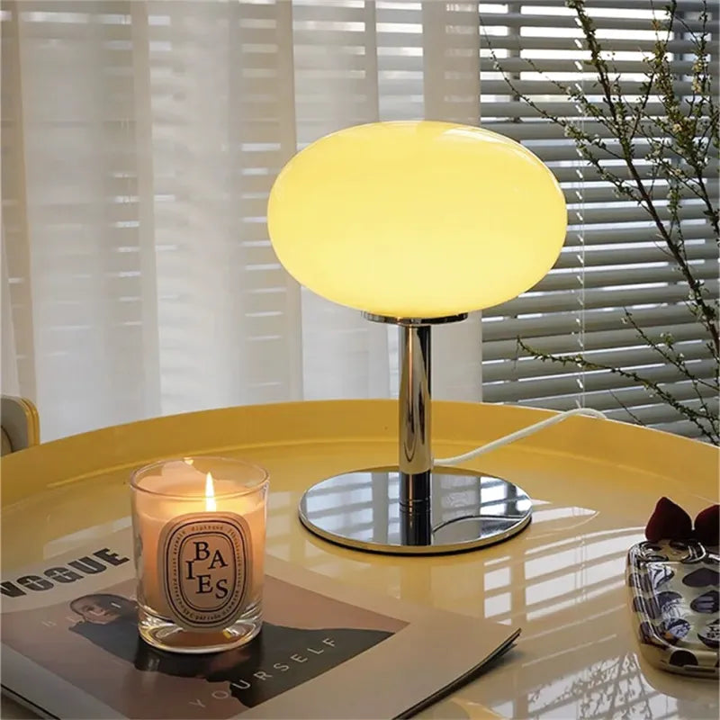 Vintage nattbordslampe i glasskule