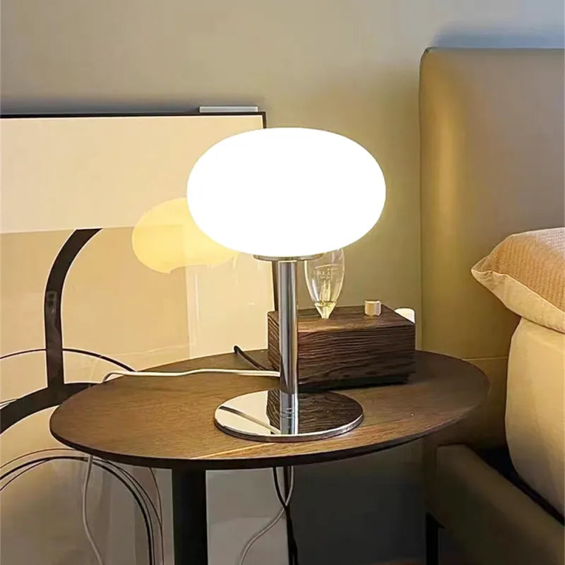 Vintage nattbordslampe i glasskule