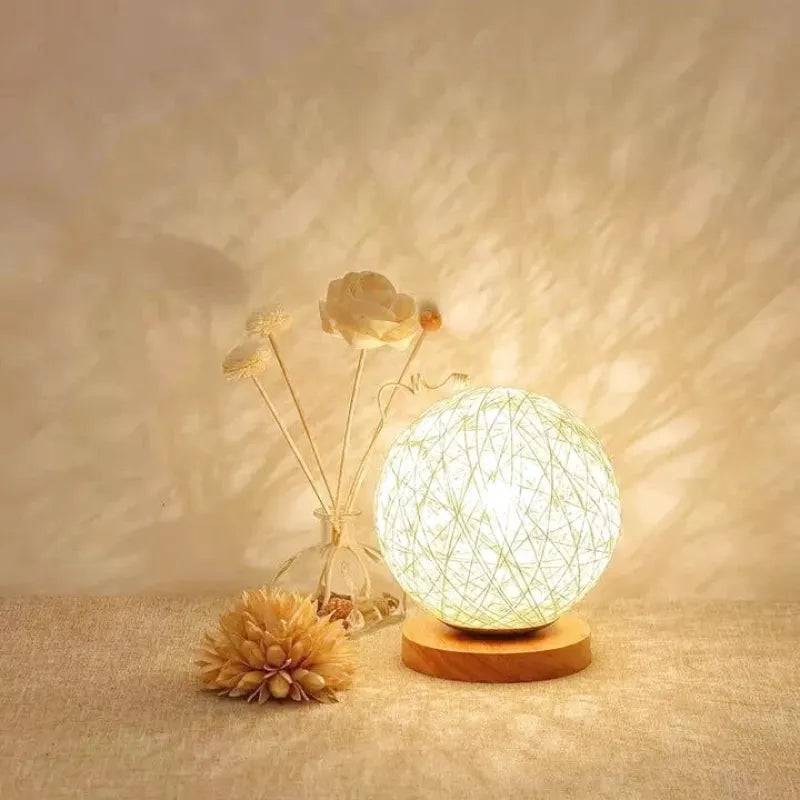 Kuleformet nattbordslampe