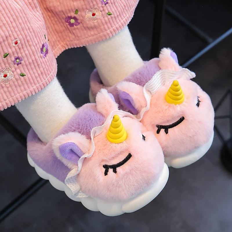 UniSnuggle– Chaussons Licorne en Peluche Douce pour Enfants | Antidérapants & Ultra Confortables