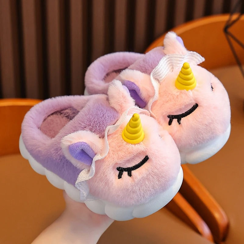 UniSnuggle– Chaussons Licorne en Peluche Douce pour Enfants | Antidérapants & Ultra Confortables