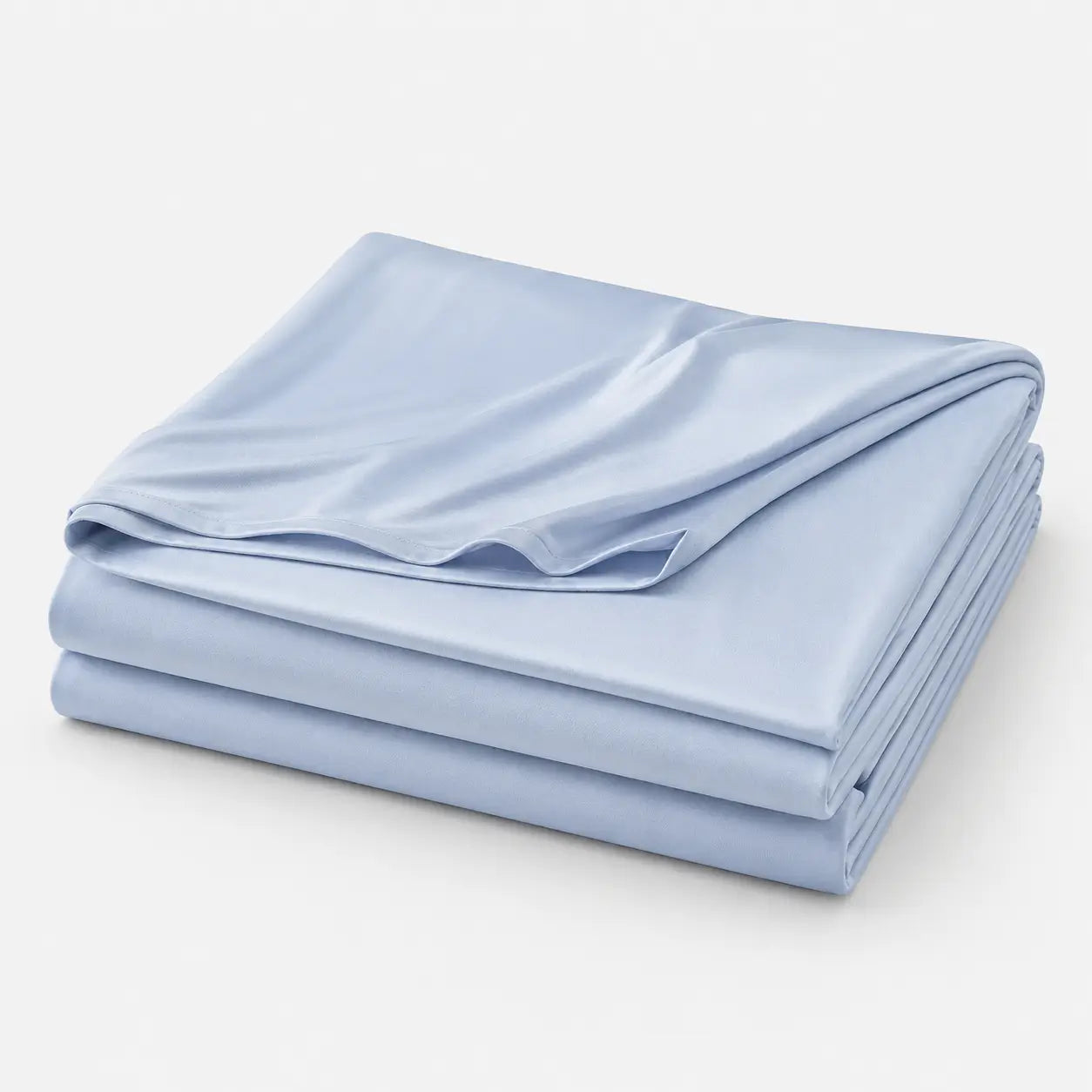 Couverture rafraîchissante Marea bleu poudré, légère et respirante, en tissu effet soie glacée, présentée pliée sur fond blanc.