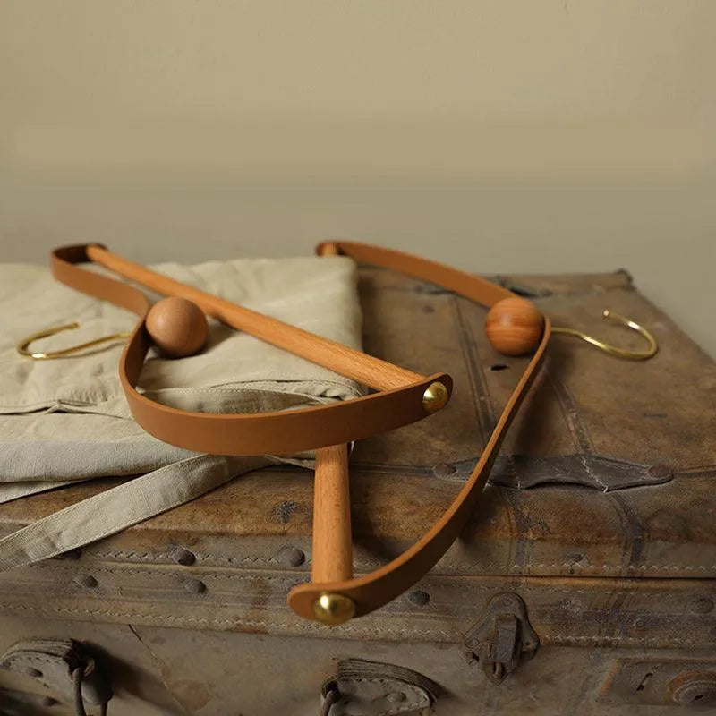 EleganseRetro – Design Kleshenger i Tre og Skinn i Vintage Stil for Elegant Garderobe