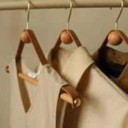 EleganseRetro – Design Kleshenger i Tre og Skinn i Vintage Stil for Elegant Garderobe