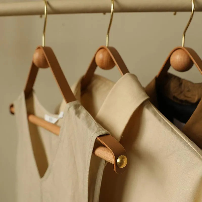 EleganseRetro – Design Kleshenger i Tre og Skinn i Vintage Stil for Elegant Garderobe