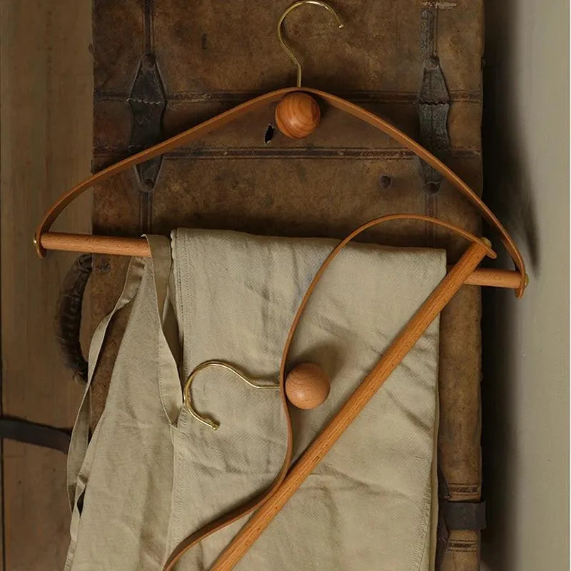 EleganseRetro – Design Kleshenger i Tre og Skinn i Vintage Stil for Elegant Garderobe