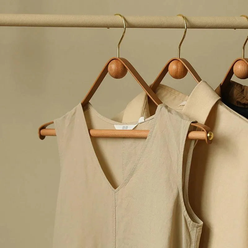 EleganseRetro – Design Kleshenger i Tre og Skinn i Vintage Stil for Elegant Garderobe