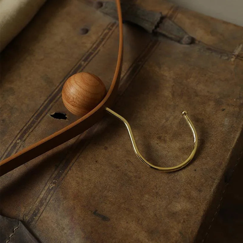EleganseRetro – Design Kleshenger i Tre og Skinn i Vintage Stil for Elegant Garderobe