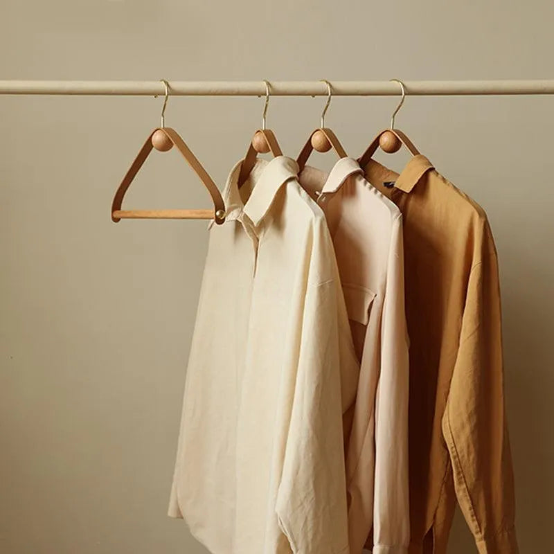 EleganseRetro – Design Kleshenger i Tre og Skinn i Vintage Stil for Elegant Garderobe