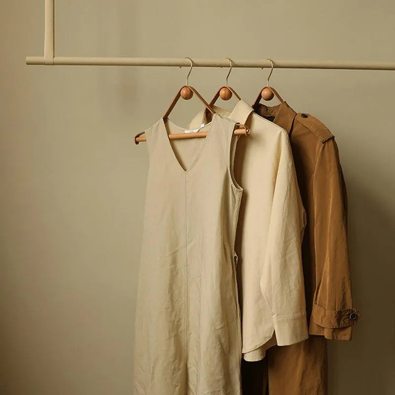 EleganseRetro – Design Kleshenger i Tre og Skinn i Vintage Stil for Elegant Garderobe