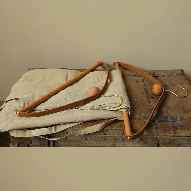 EleganseRetro – Design Kleshenger i Tre og Skinn i Vintage Stil for Elegant Garderobe