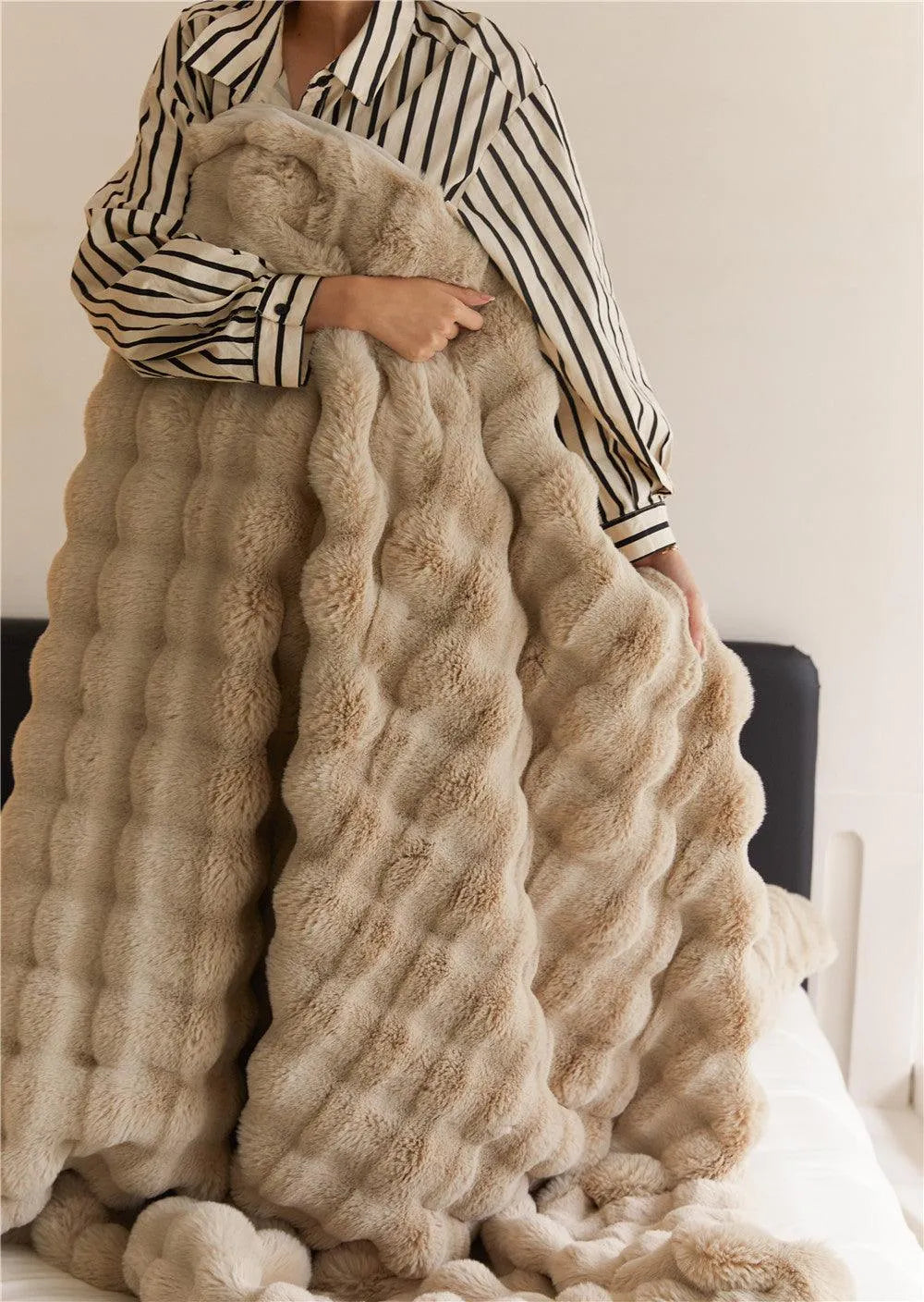 Veloursia Plaid Fausse Fourrure Luxe – Couverture Ultra Douce et Chaude pour Lit et Canapé