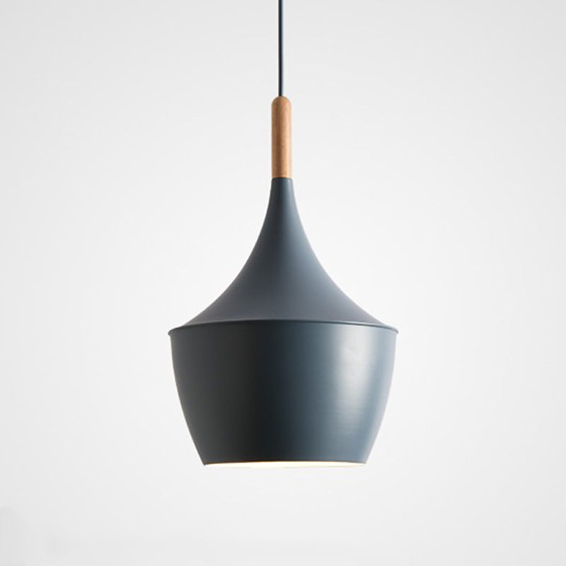 Elegant skandinavisk takpendel i heltre og farget metall – moderne designlampe for stue og soverom