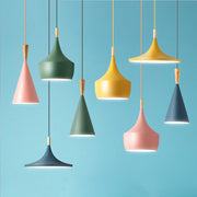 Elegant skandinavisk takpendel i heltre og farget metall – moderne designlampe for stue og soverom